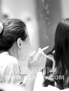 一间寝室两个烟民大学女生吸烟人数增加_教育_