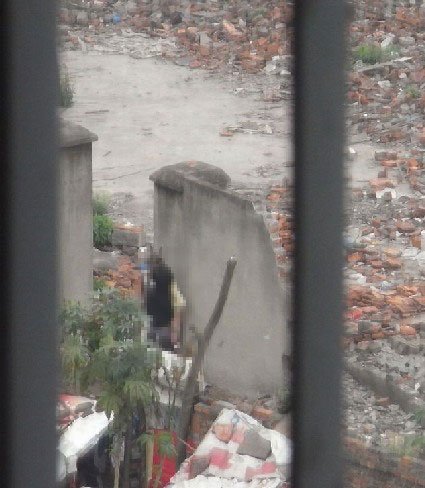 网传大学生情侣"工地偷欢门" 因房价高?(图)