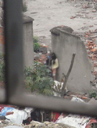 网传大学生情侣"工地偷欢门" 因房价高?(图)