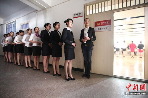 90后美女大学生竞聘海航空乘