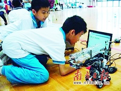 智趣教育 小学生自编程序控机器人打球