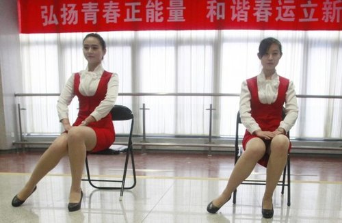 春运美女志愿者露<em>美腿</em> 短裙浓妆引爆眼球(组图