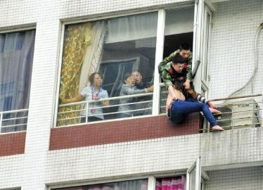 <em>女孩</em>轻生坠楼瞬间消防<em>战士</em>救 别为糊涂青春买