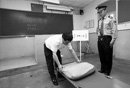 青岛为一考生专设单人考场 趴在床上答题(图)