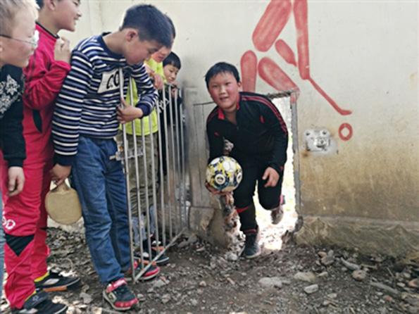乡镇小学足球队获全国亚军 队员全是留守儿童