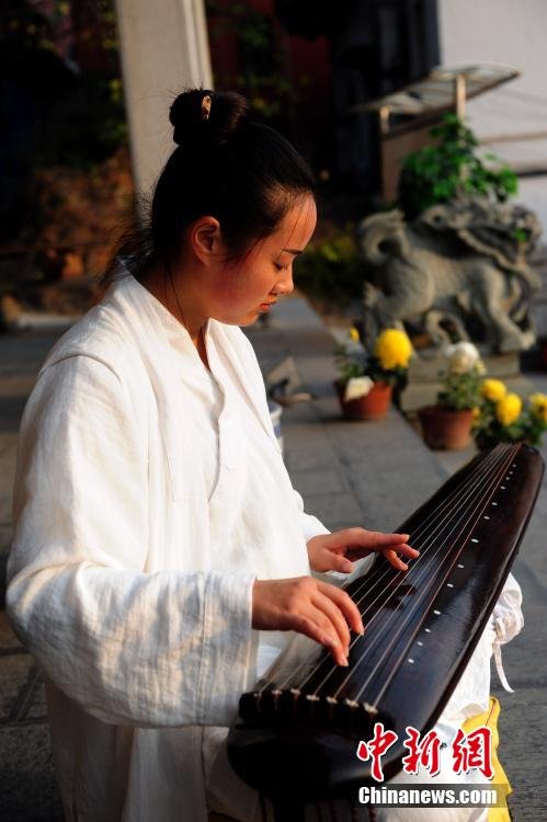 武当妹妹<em>长春</em>观舞拳抚琴展清纯侠女气质_教