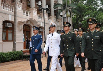 中国人民解放军驻港部队到访港大与学生交流