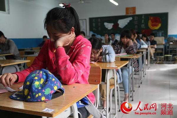 图为考试开始前，考生们在安静地等待。河北外国语学院林娟供图