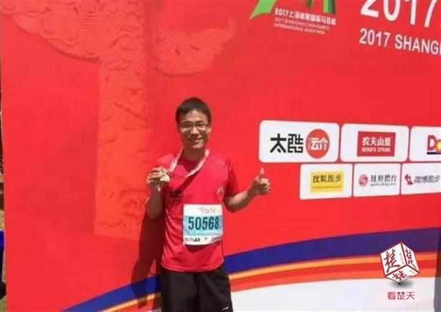 高职生五年逆袭成复旦硕士 嫌吃饭浪费时间常啃面包