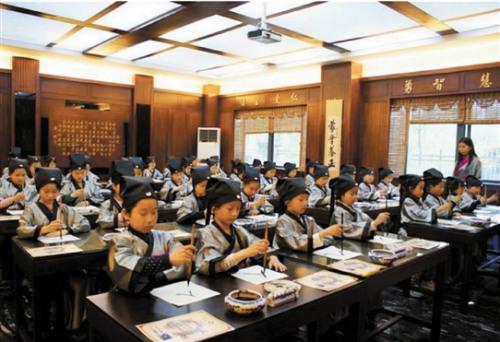 杭州下沙打造特色教育 学生身穿汉服迎风吟