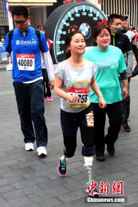 汶川地震失双腿舞蹈老师廖智微笑跑完马拉松全