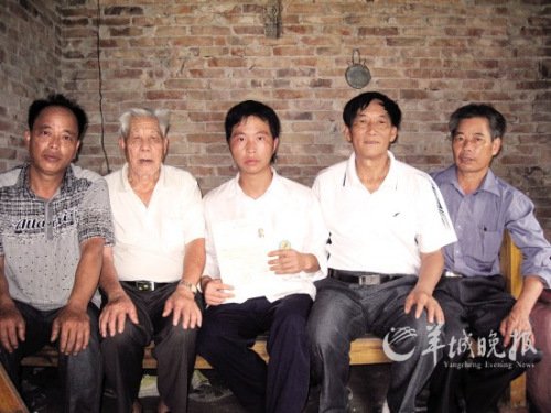孤儿考上大学愁学费难筹 父老乡亲齐伸援手(图) 孤儿考上大学愁学费难筹 父老乡亲齐伸援手(图)