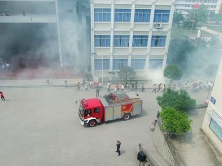 四川内江一校园“起火” 千名师生15分钟撤离