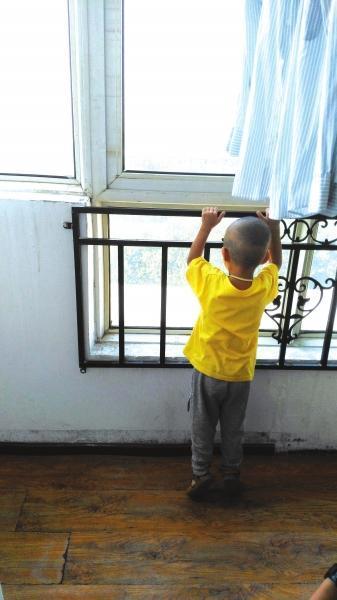 两岁男童被老师打破嘴唇 家长交涉后遭恐吓