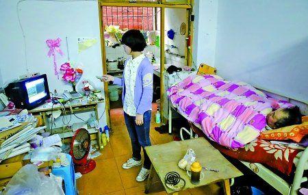 高三尖子生照顾瘫痪父14年 高考不想离开爸爸