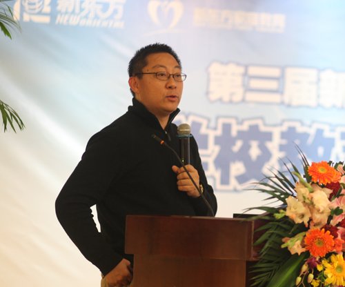 周成刚:实现学校老师家长三位一体家教很重要