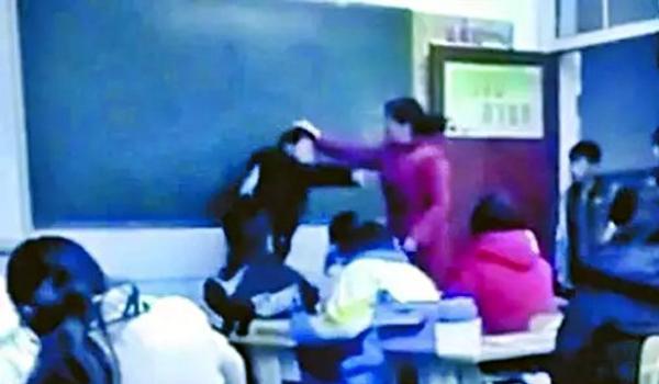 初二男生叫女老师名字被扇耳光 涉事教师被警