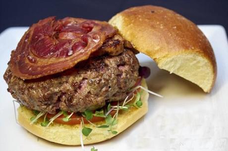 双语:美国纽约餐厅卖250美元天价土豪汉堡