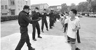 浙江慈溪一小学开学第一课请特警演练反劫持