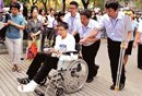 考生骨裂坐轮椅高考 校长推轮椅两老师"护驾"