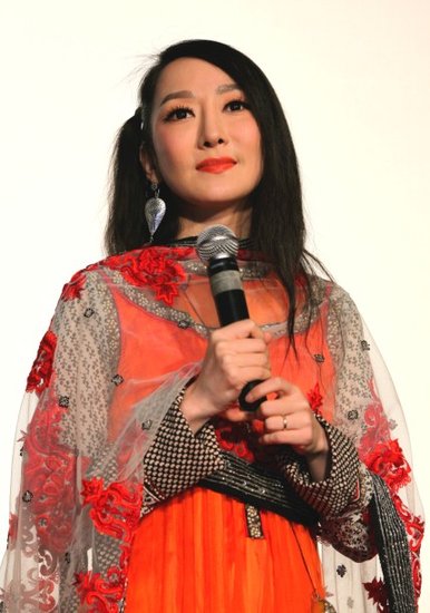 年度最受青少年欢迎<em>女歌手</em>:萨顶顶_教育_腾讯