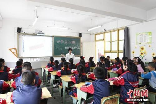 报告显示中国中小学生学习时间过长,课外补习“领跑全球”
