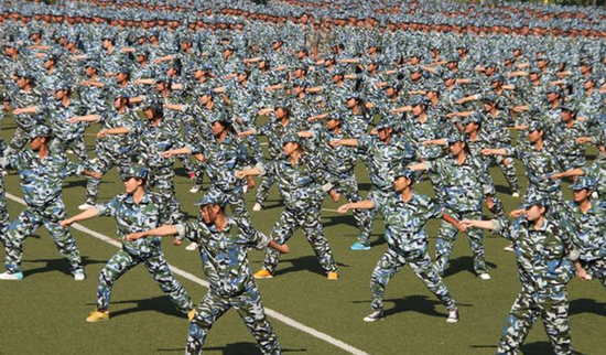 陕西工院新生军训汇报表演暨表彰大会举行