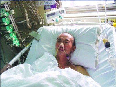 毁容小伙出走10年只汇钱不回家 父突患癌症想