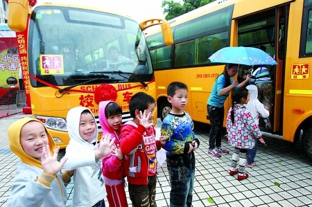 男大学生<em>戴胸罩</em>拉赞助雷煞众人 亮相即遭驱赶