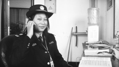 勤工助学锻炼自己 6名女大学生校内兼职做保安