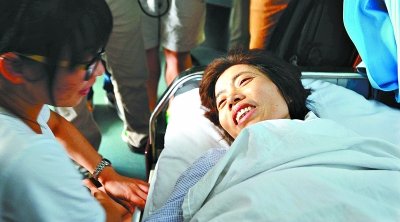 昨日，数名董晓荣教过的学生赶到医院看望 记者刘斌 摄