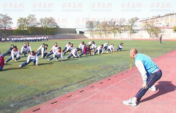 家长不让动学校不敢动 中小学体育课成摆设