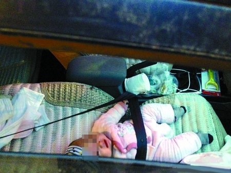 重庆一80后妈妈逛超市 把婴儿独锁车内近1小时