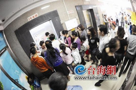 赢在起跑线 孩子家长周末扎堆上培训班