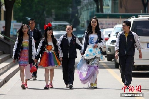 太原中学生自制环保服饰走秀吸引目光