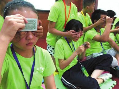 培训班自称能培养孩子超能力:蒙眼识字看扑克