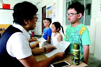 山东历下区小学首试网上报名 老师孩子现场要