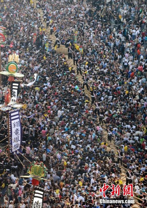 当地时间2014年10月19日,日本冲绳那霸,当地主干道上举行千人拔河