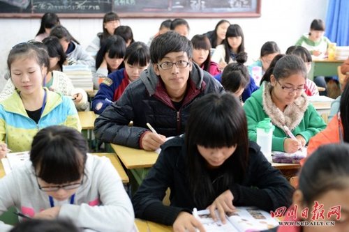 南充卫校里的益西:女儿国里的幸福男生