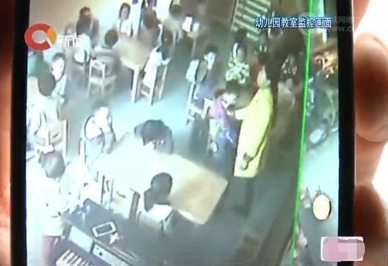 重庆多名幼儿遭老师体罚 脚被提起当拖把拖