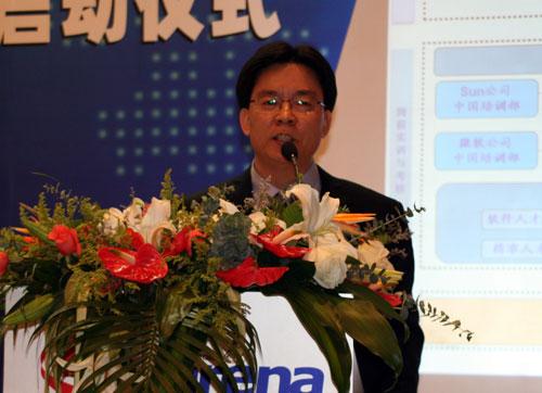 达内科技ceo韩少云在演讲时表示,在线教育要解决四个问题:学习孤独感