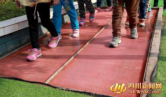 �Ĵ�һ��С�ſڽ�ϴЬ�� ѧ����ˢЬ�ٽ�У