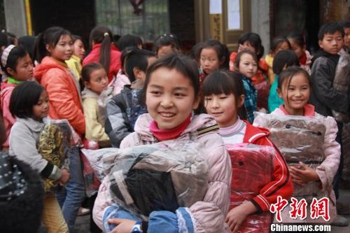 云南高寒山区多所学校获爱心捐助 助学生温暖
