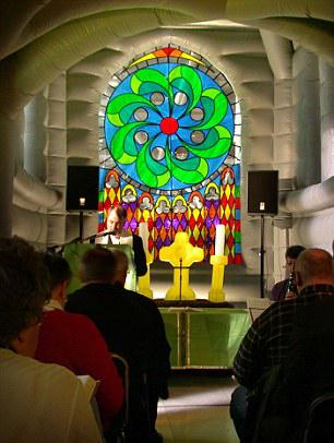 英语组图:去充气教堂举行婚礼吧