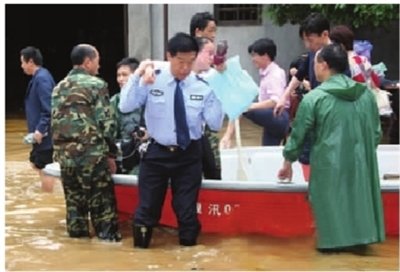 湖南洪水淹考场 800名考生坐冲锋舟转移