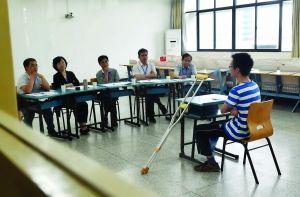 һ��У�����������Կ�������ʯͷ��ʱ������