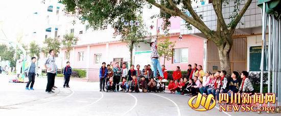 �Ĵ�һ��С�ſڽ�ϴЬ�� ѧ����ˢЬ�ٽ�У