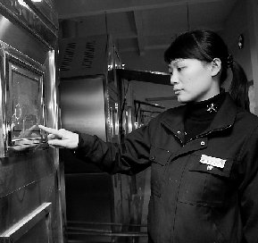 走近殡仪馆中的年轻殡葬人 守在天堂口的女孩们