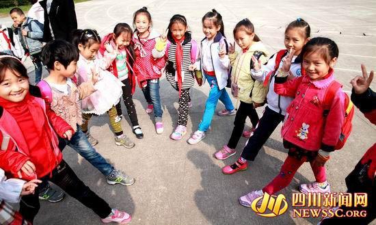 �Ĵ�һ��С�ſڽ�ϴЬ�� ѧ����ˢЬ�ٽ�У