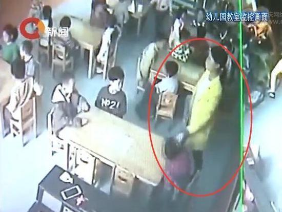 重庆多名幼儿遭老师体罚 脚被提起当拖把拖